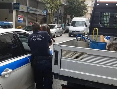 Αλλοδαπός κυκλοφορούσε χωρίς ρούχα στο κέντρο της Λάρισας - Έτρεχε στους δρόμους (φώτο-βίντεο)